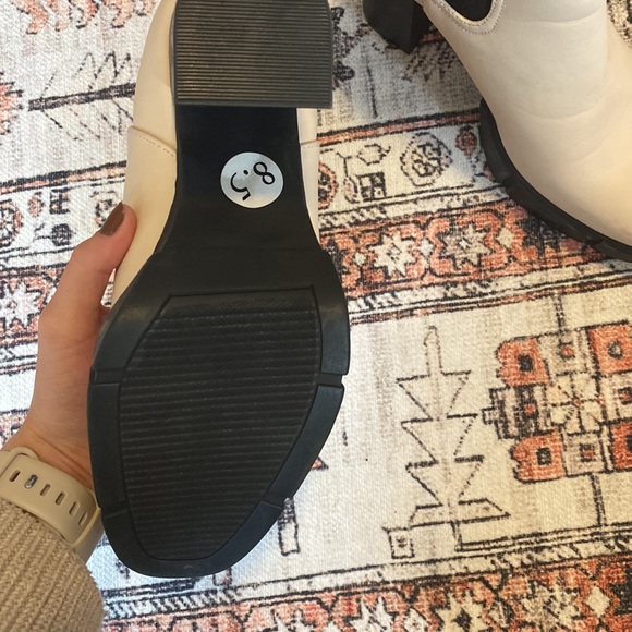 Women’s Size 8.5 Heel Boots - Picture 3 of 4